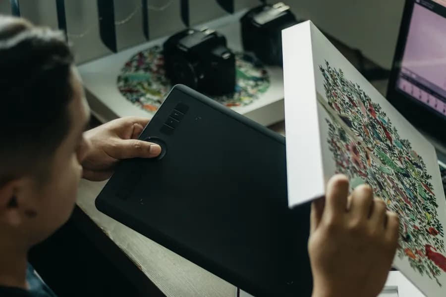 Grafik tablet ile çizim yapan tasarımcı