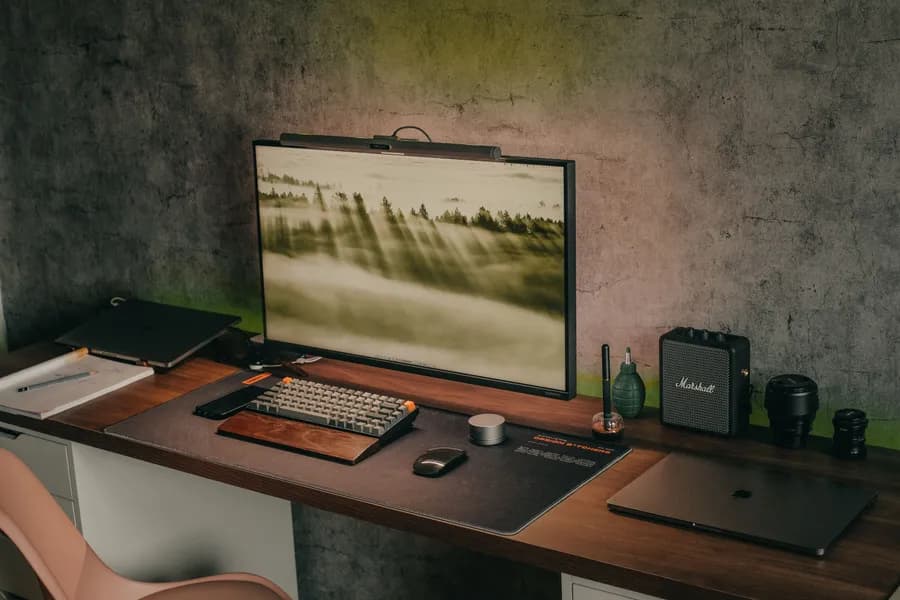 Monitör ve klavyeli sade çalışma masası